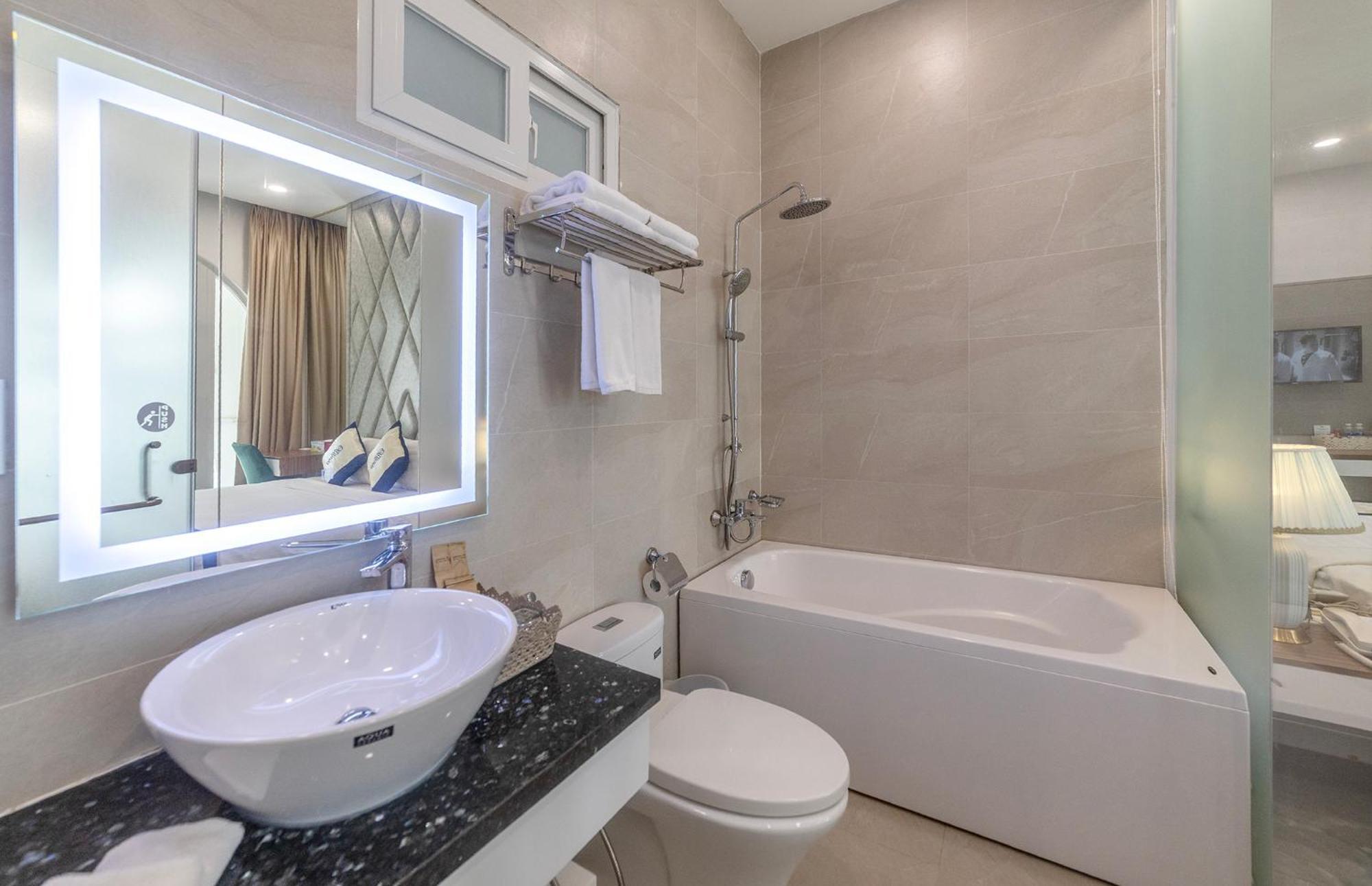 Tiffany Hotel & Restaurant Phan Thiết Buitenkant foto